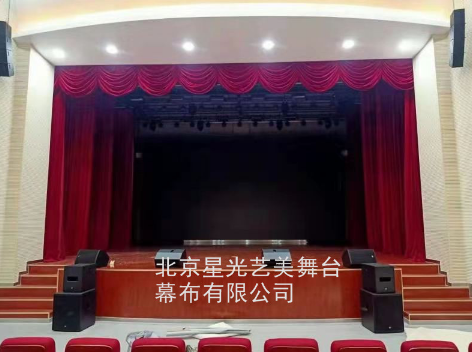 舞台幕布在戏剧表演中如何创造出不同的场景和氛围？